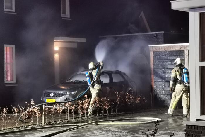 Veel schade na autobrand op oprit van woning