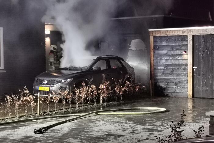 Veel schade na autobrand op oprit van woning