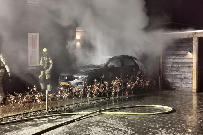 Veel schade na autobrand op oprit van woning