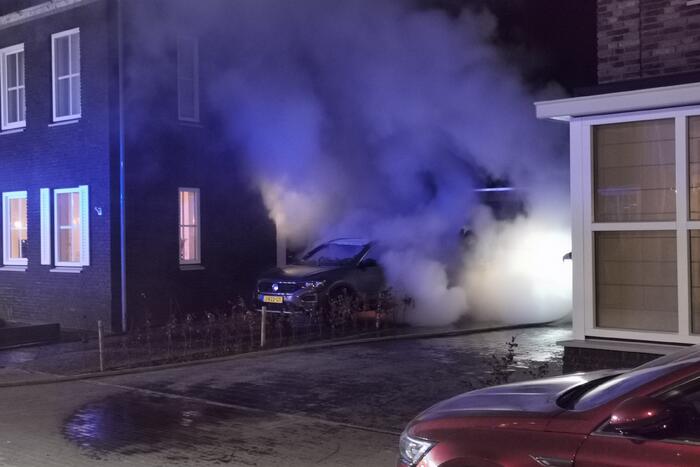 Veel schade na autobrand op oprit van woning
