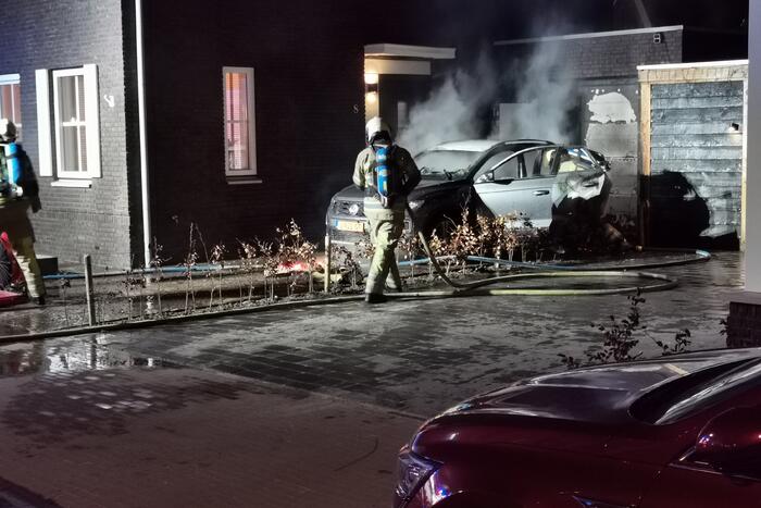 Veel schade na autobrand op oprit van woning