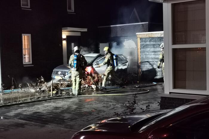 Veel schade na autobrand op oprit van woning