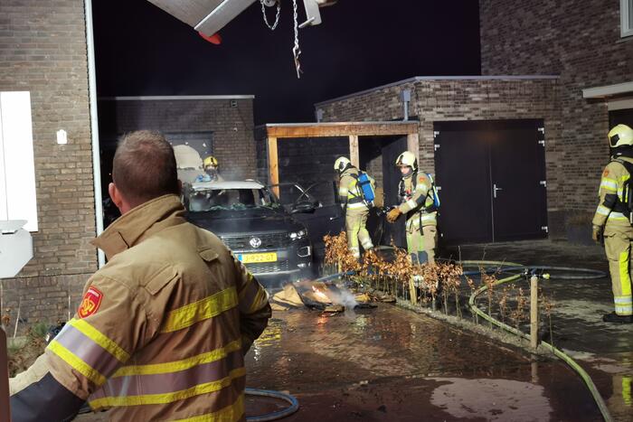 Veel schade na autobrand op oprit van woning