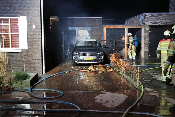 Veel schade na autobrand op oprit van woning