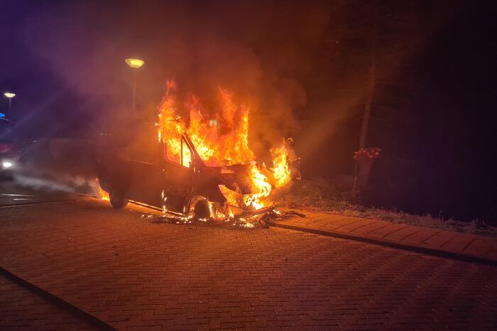 Bestelbus volledig in vlammen