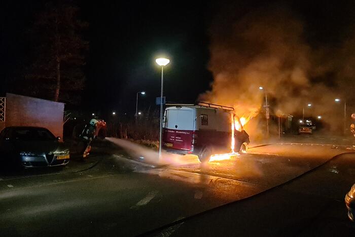 Bestelbus volledig in vlammen