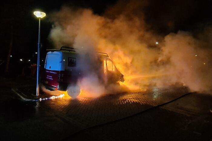 Bestelbus volledig in vlammen