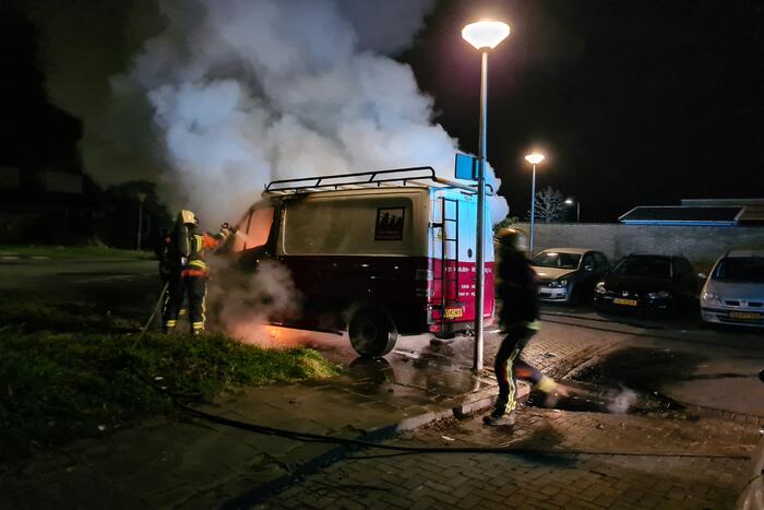 Bestelbus volledig in vlammen