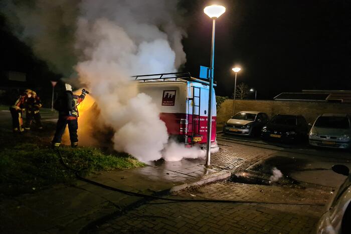 Bestelbus volledig in vlammen