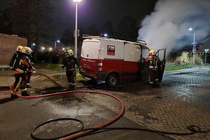 Bestelbus volledig in vlammen