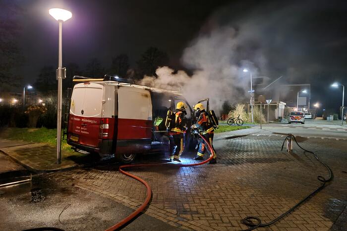 Bestelbus volledig in vlammen