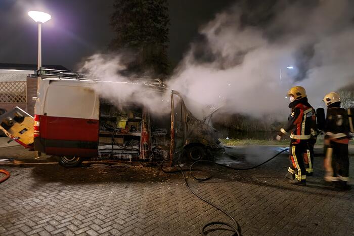 Bestelbus volledig in vlammen