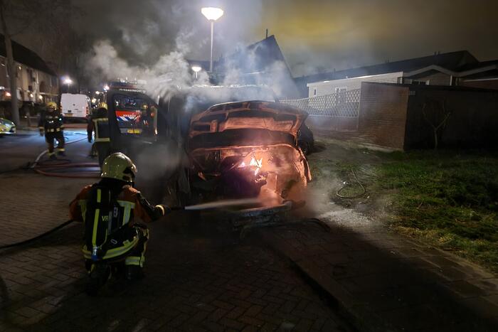 Bestelbus volledig in vlammen