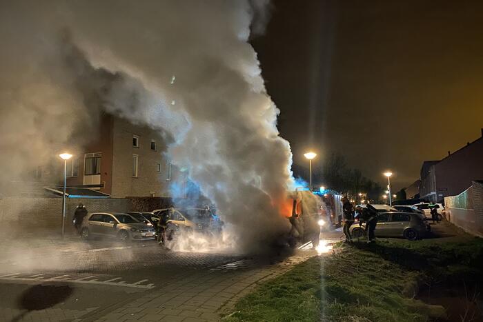 Bestelbus volledig in vlammen