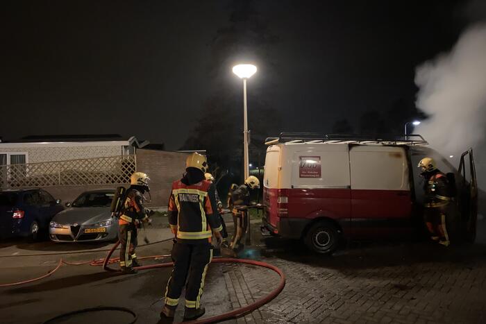 Bestelbus volledig in vlammen