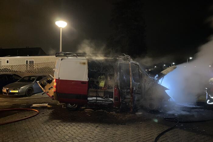 Bestelbus volledig in vlammen