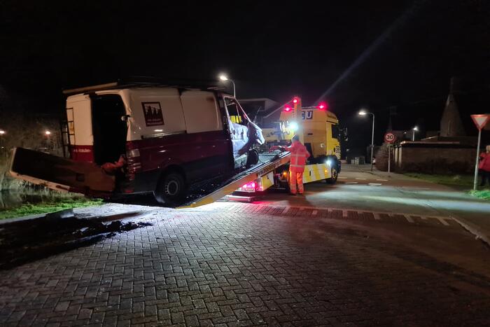 Bestelbus volledig in vlammen