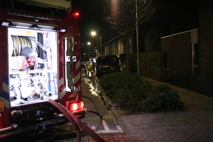 Geparkeerde bestelbus volledig in brand