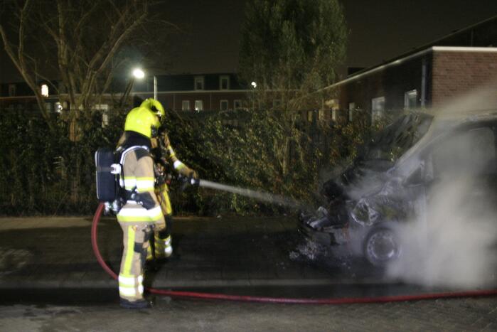 Geparkeerde bestelbus volledig in brand
