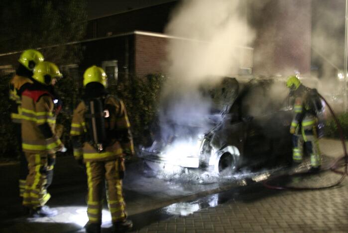 Geparkeerde bestelbus volledig in brand
