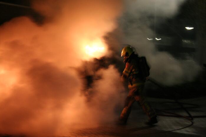 Geparkeerde bestelbus volledig in brand