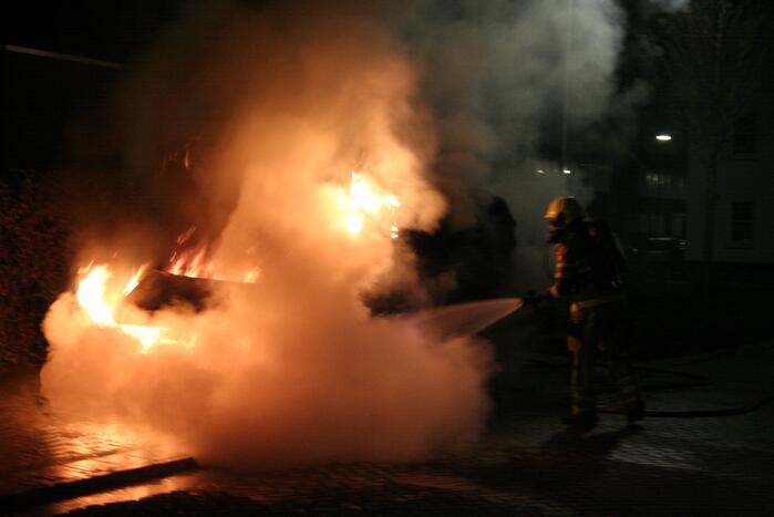 Geparkeerde bestelbus volledig in brand