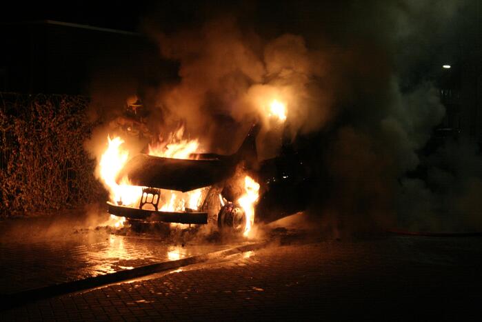 Geparkeerde bestelbus volledig in brand