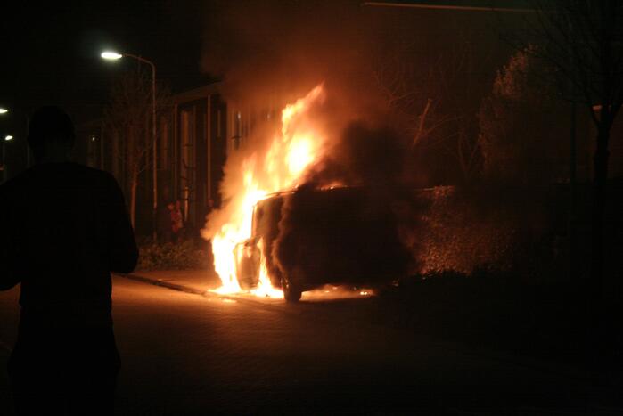 Geparkeerde bestelbus volledig in brand