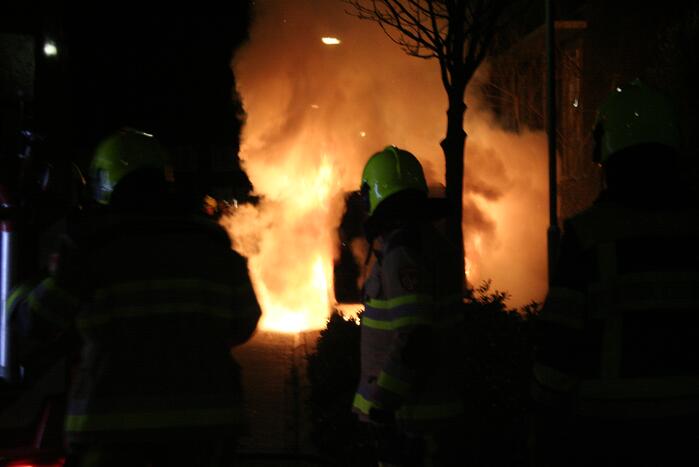Geparkeerde bestelbus volledig in brand