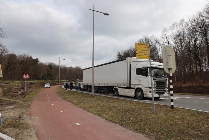Automobilist botst achterop trailer van vrachtwagen
