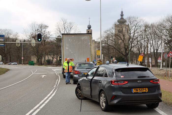 Automobilist botst achterop trailer van vrachtwagen