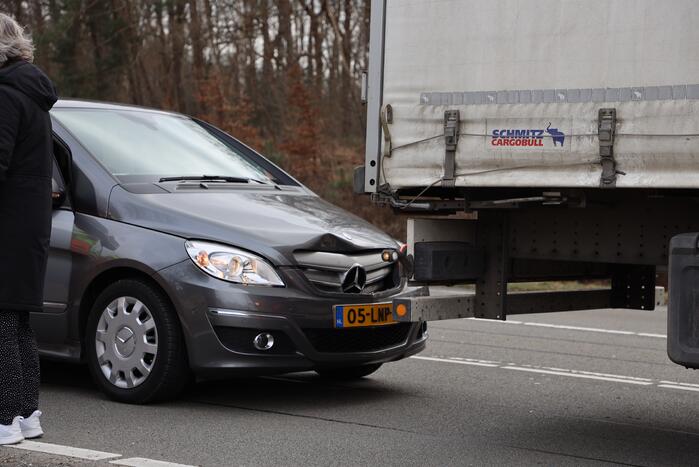 Automobilist botst achterop trailer van vrachtwagen
