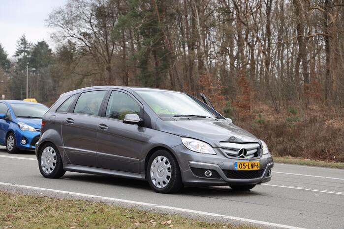 Automobilist botst achterop trailer van vrachtwagen