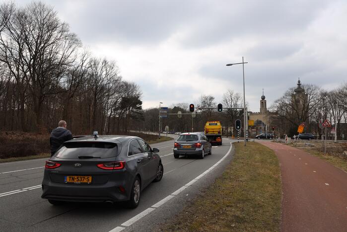 Automobilist botst achterop trailer van vrachtwagen