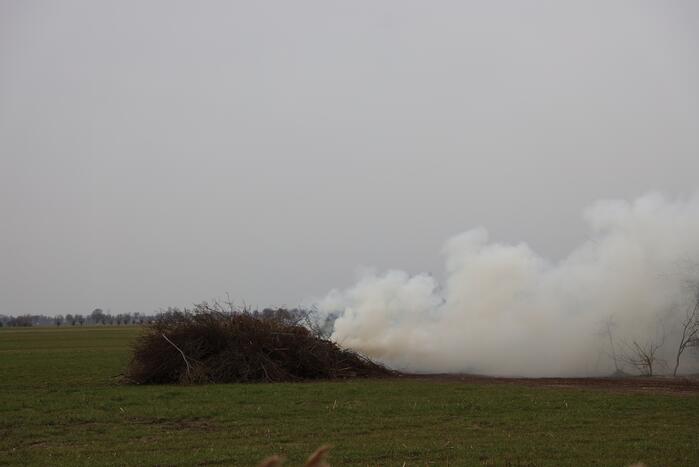 Dikke rookwolken over de snelweg