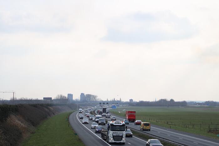 Dikke rookwolken over de snelweg