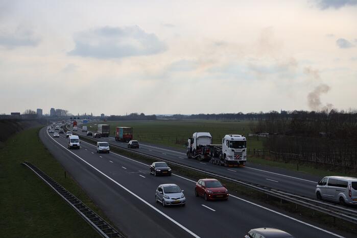 Dikke rookwolken over de snelweg