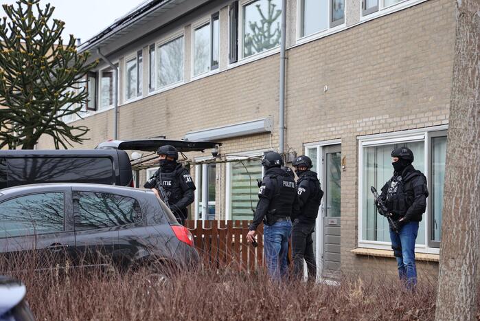 Zwaarbewapende agenten bij woning in Schuilenburg