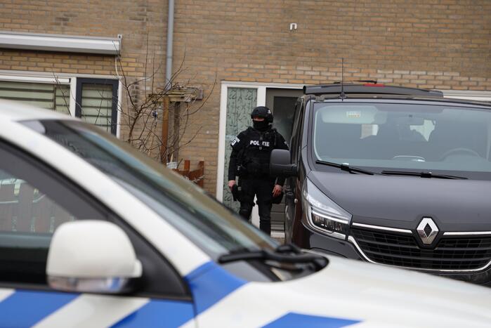 Zwaarbewapende agenten bij woning in Schuilenburg
