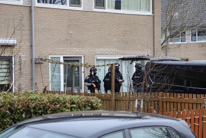 Zwaarbewapende agenten bij woning in Schuilenburg