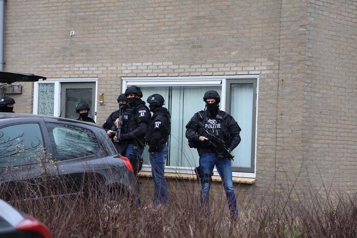 Zwaarbewapende agenten bij woning in Schuilenburg