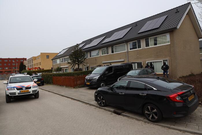 Zwaarbewapende agenten bij woning in Schuilenburg