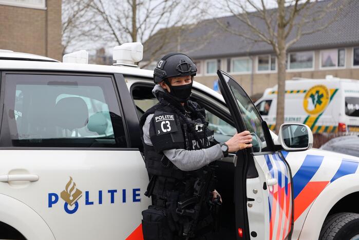 Zwaarbewapende agenten bij woning in Schuilenburg