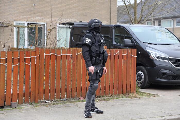 Zwaarbewapende agenten bij woning in Schuilenburg