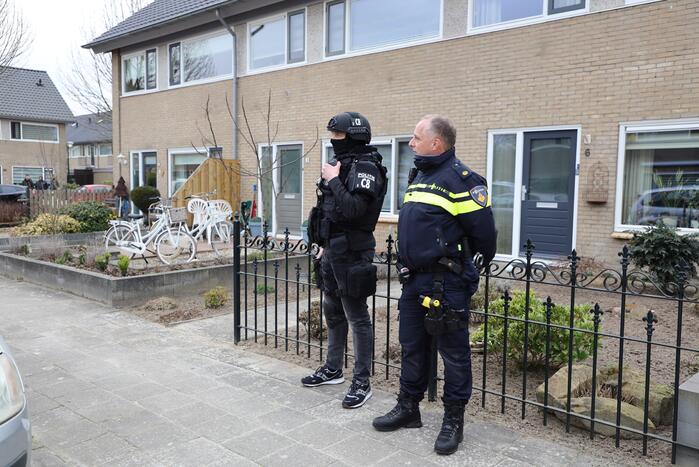 Zwaarbewapende agenten bij woning in Schuilenburg