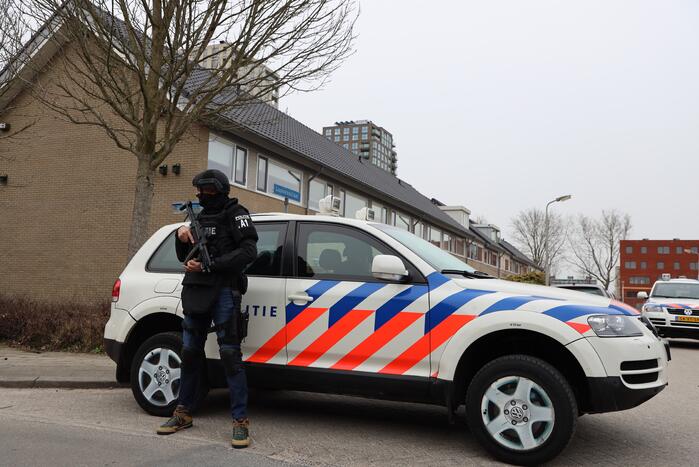 Zwaarbewapende agenten bij woning in Schuilenburg