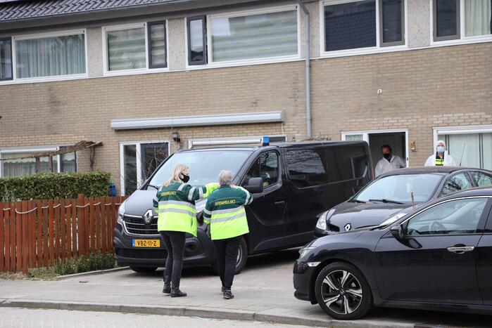 Zwaarbewapende agenten bij woning in Schuilenburg