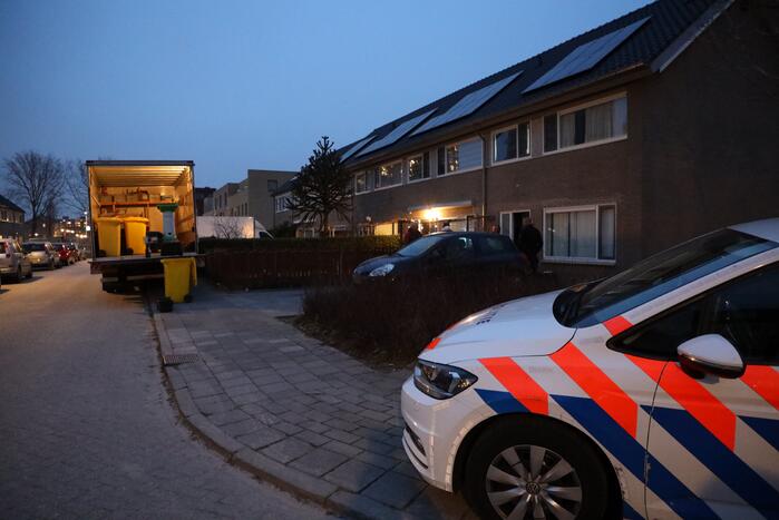 Zwaarbewapende agenten bij woning in Schuilenburg
