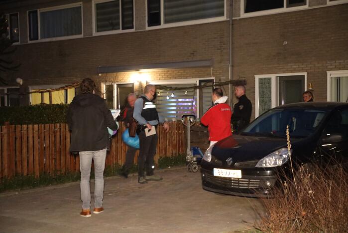Zwaarbewapende agenten bij woning in Schuilenburg