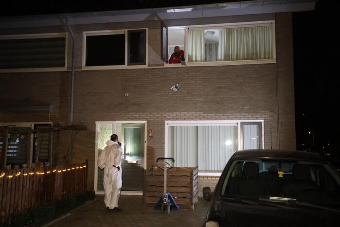 Zwaarbewapende agenten bij woning in Schuilenburg